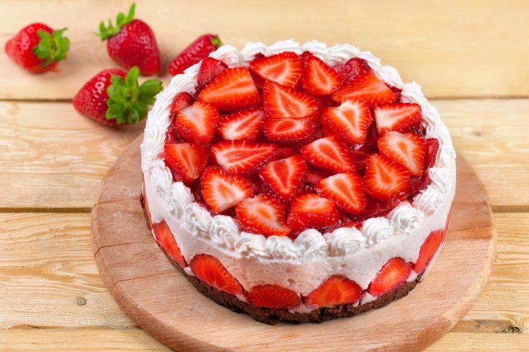 strawberries, cake, dessert-5842027.jpg